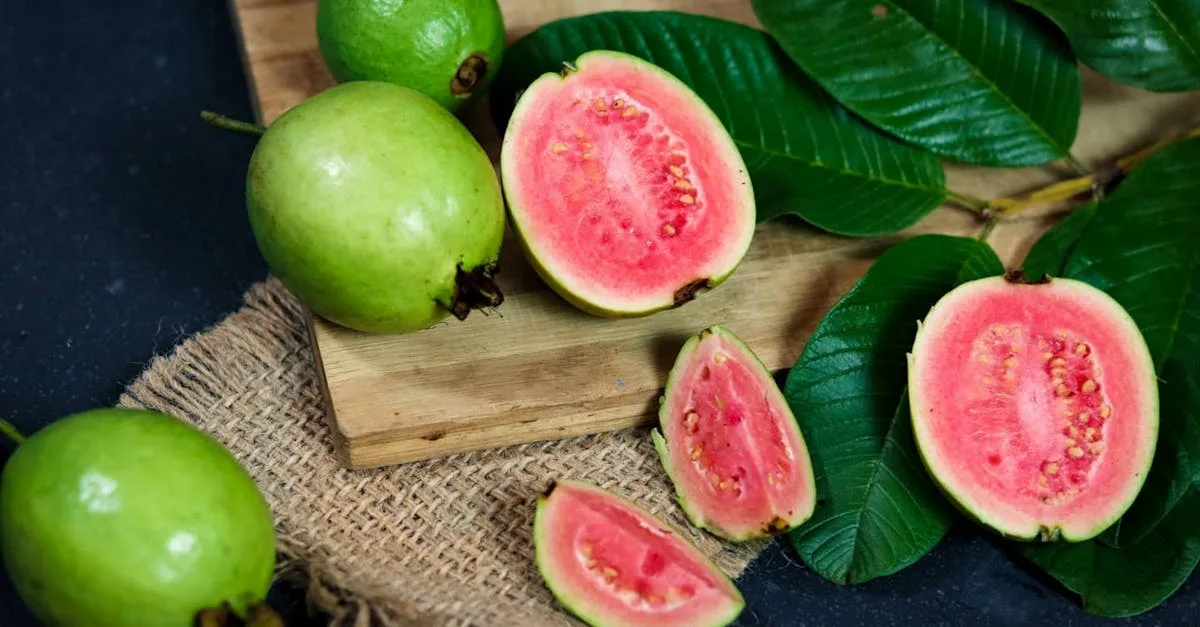 découvrez tout sur la goyave : ses bienfaits, ses utilisations culinaires et ses vertus pour la santé.