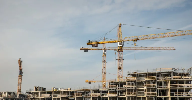 entreprise de construction spécialisée dans la réalisation de projets résidentiels et commerciaux de qualité, offrant des services fiables et personnalisés.