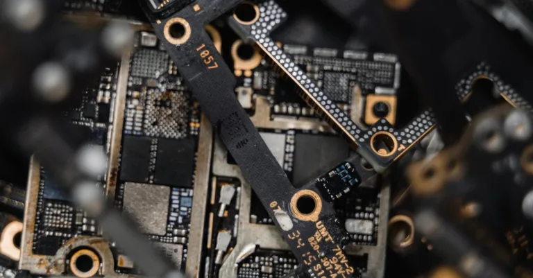 découvrez nos services de fabrication électronique de haute qualité, alliant innovation et savoir-faire pour répondre à vos besoins en composants et assemblages électroniques.