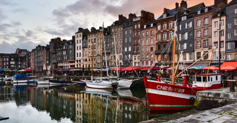 découvrez la cuisine normande, riche en saveurs et traditions, avec ses produits frais de la mer et ses spécialités locales authentiques.