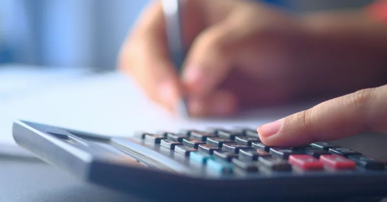 découvrez comment calculer la surface de différentes formes géométriques avec des méthodes simples et précises. guide pratique pour maîtriser le calcul d'aires.