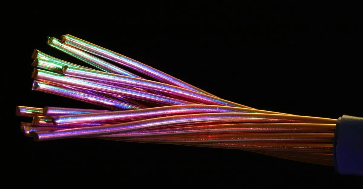 découvrez la signification des couleurs de fils électriques pour identifier facilement chaque câble et assurer des connexions sécurisées.
