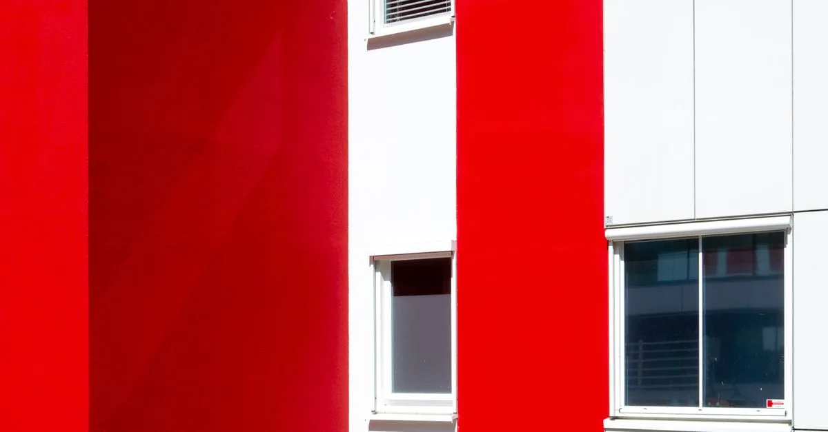 découvrez tout sur la couleur rouge : symbolisme, significations et utilisations dans l'art et la mode.
