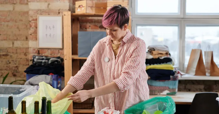 découvrez les meilleures méthodes pour le recyclage et la réutilisation de vos vêtements usagés afin de réduire les déchets textiles et protéger l'environnement.
