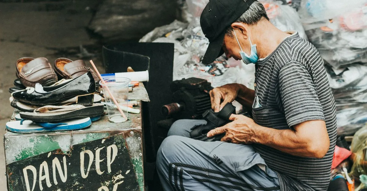 découvrez comment le recyclage des chaussures contribue à réduire les déchets, protéger l'environnement et promouvoir une mode éco-responsable.