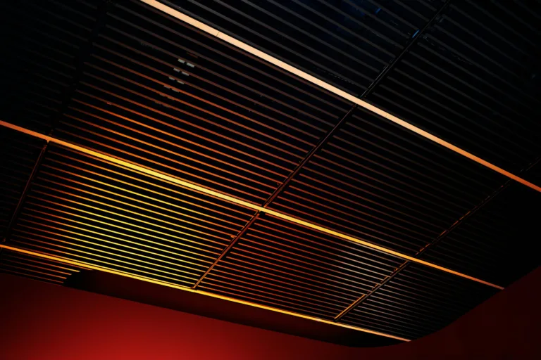 Plafond rayonnant bien isoler au-dessus avec de la laine de verre
