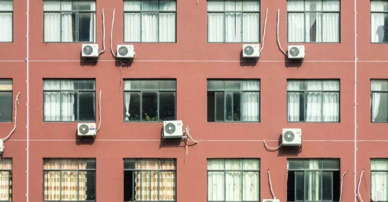 découvrez le coût d’une climatisation et les facteurs qui influencent le prix : type d’appareil, installation, consommation et entretien.