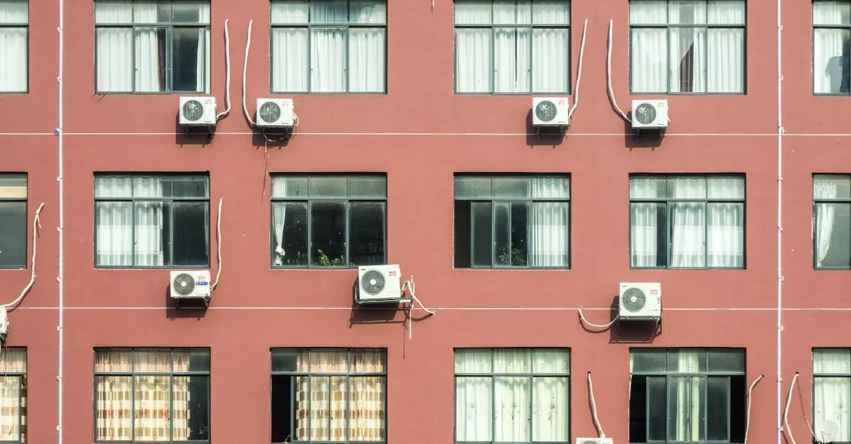 découvrez le coût d’une climatisation et les facteurs qui influencent le prix : type d’appareil, installation, consommation et entretien.