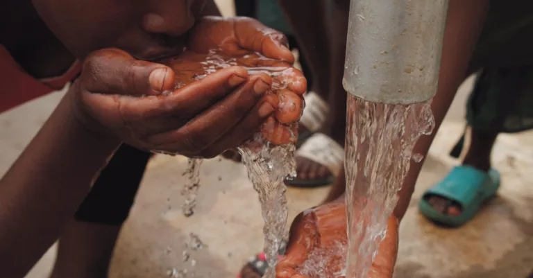 découvrez la consommation moyenne d'eau par personne chaque année, ses impacts environnementaux et des conseils pour économiser cette ressource précieuse.