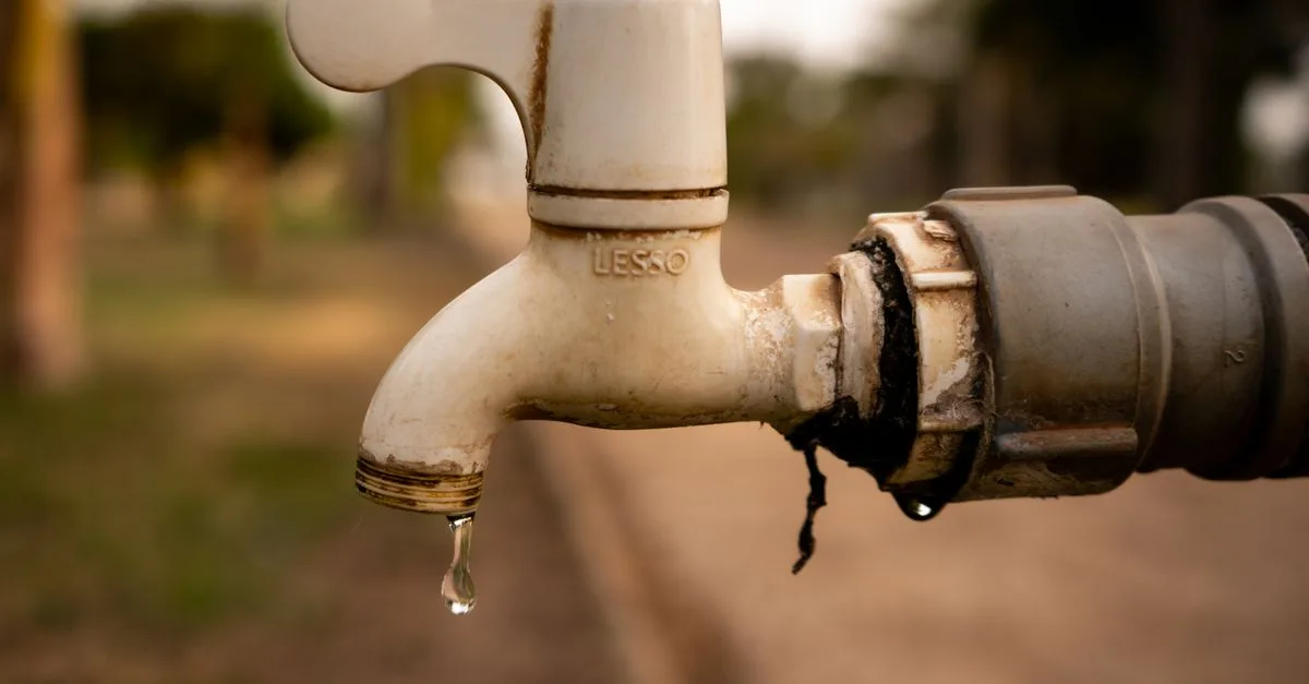 découvrez les causes courantes de l'eau du robinet brune et les solutions pour retrouver une eau claire et saine chez vous.