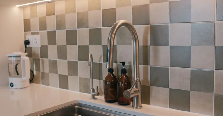 découvrez les causes de l'eau du robinet brune et les solutions pour y remédier afin de garantir une eau propre et saine chez vous.