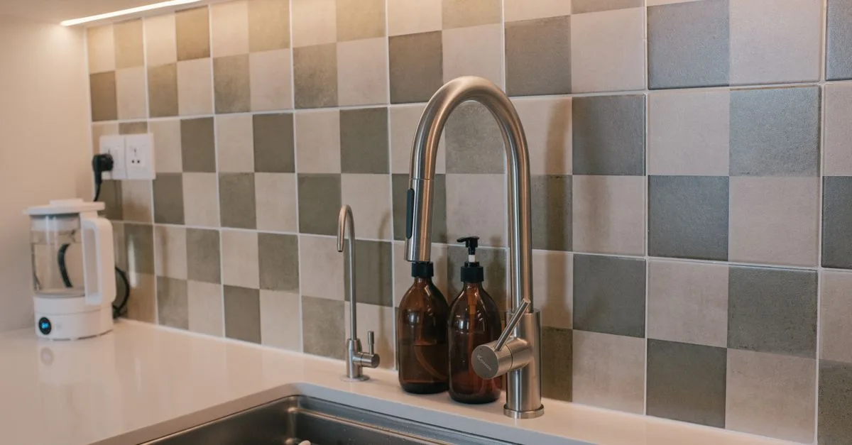 découvrez les causes de l'eau du robinet brune et les solutions pour y remédier afin de garantir une eau propre et saine chez vous.