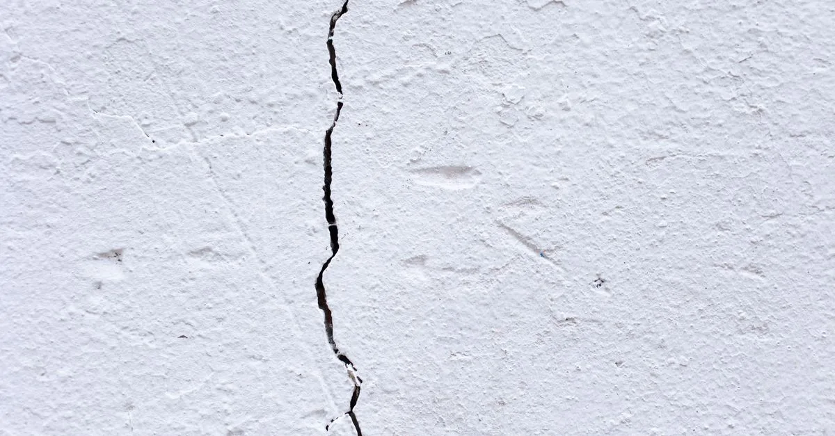 découvrez les signes inquiétants des fissures au plafond, leurs causes possibles et les situations où une inspection professionnelle s’impose.