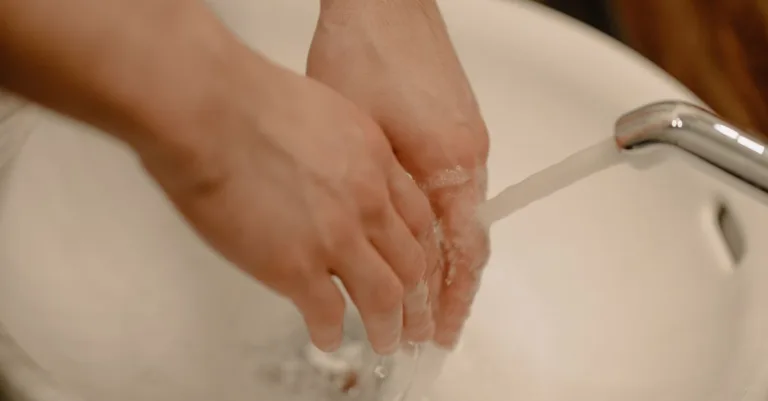 testez gratuitement la qualité de votre eau du robinet grâce à notre service simple et fiable. assurez votre santé en vérifiant la pureté de votre eau potable.
