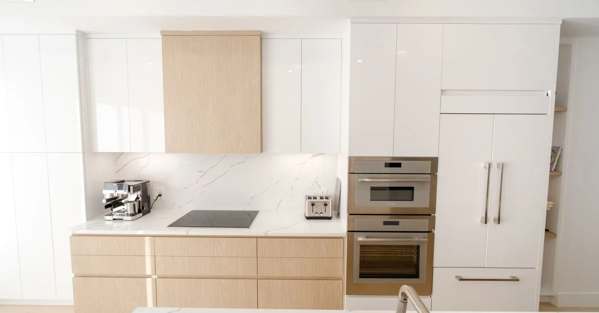 découvrez notre sélection de fours de cuisine et plaques à induction alliant performance et design pour une cuisson parfaite.