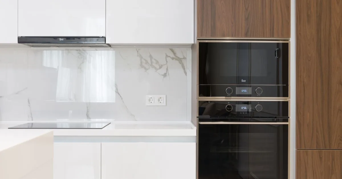 découvrez notre sélection de fours de cuisine et tables de cuisson à induction alliant performance et design pour une cuisine moderne et efficace.