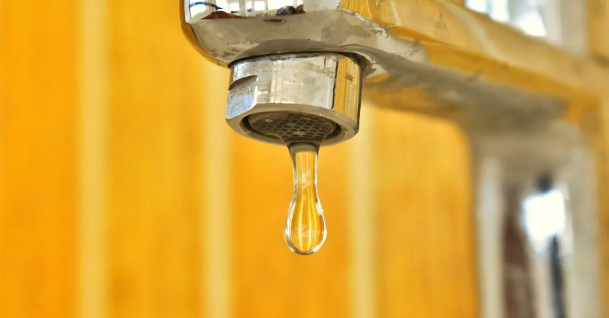 découvrez pourquoi l'eau du robinet peut devenir jaune, les causes possibles et les solutions pour retrouver une eau claire et saine.