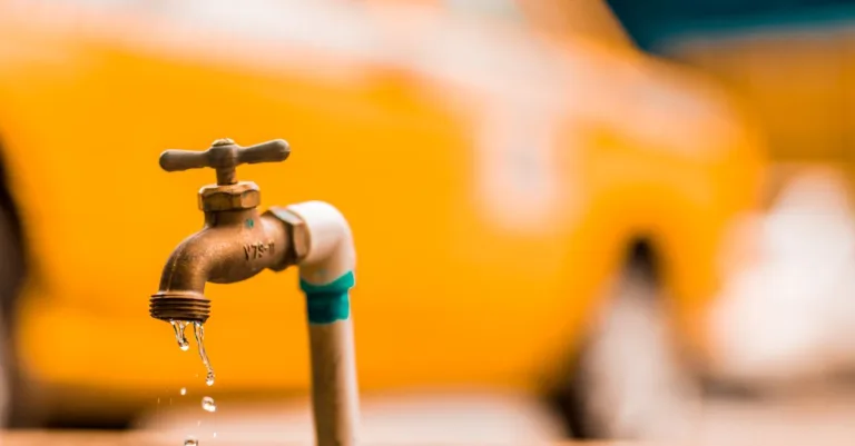 découvrez les causes et solutions pour l'eau du robinet jaune, ses risques potentiels et comment y remédier efficacement.