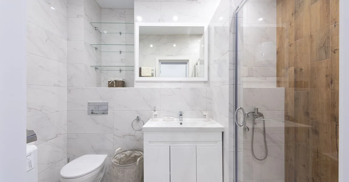 découvrez la hauteur standard de l’évacuation d’une toilette, les mesures à vérifier et les conseils pour préparer correctement l’installation.
